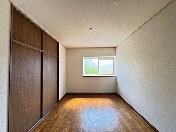 【洋室/約6帖】収納が設けられ、室内をすっきり保つことができます。
