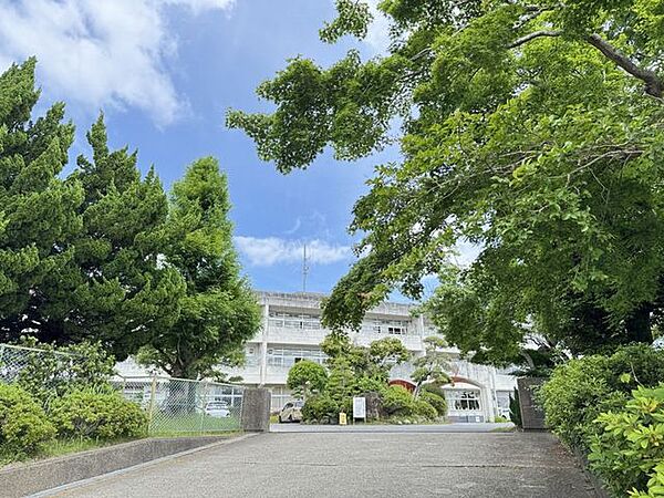 茂原市立冨士見中学校 徒歩35分。学校教育目標は「心豊かで創造的な知性とたくましさをそなえた生徒の育成」です。 2740m