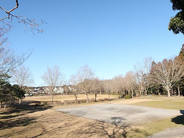 高久蓮池公園 徒歩5分。大きな時計台が目印。トイレ、駐輪場有。滑り台・鉄棒・ブランコ・木製の複合型遊具があります。 330m