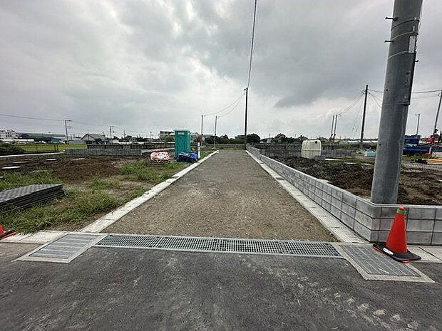 【前面道路含む現地写真】JR内房線「巌根」駅まで徒歩9分。人感センサー付き玄関灯やTVモニター付きインターホン、防犯カメラなどが設置され、防犯面に配慮されています。