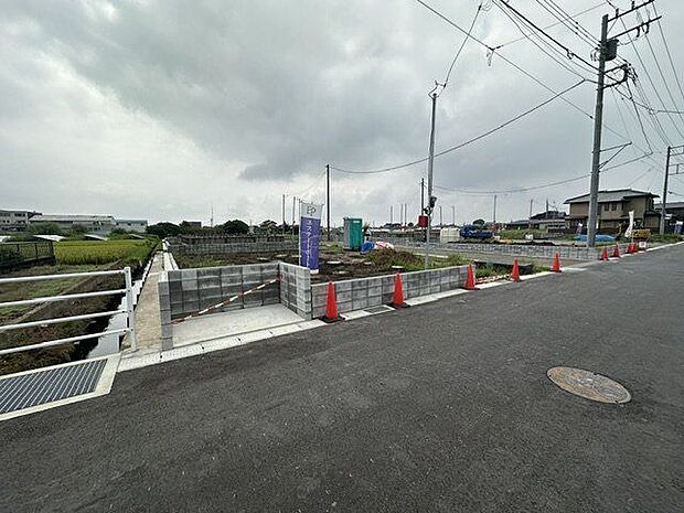 【現地写真/1号棟】敷地面積約173.14m2(約52.37坪)、建物面積約100.44m2(約30.38坪)。前面道路は西側幅約6.0mです。