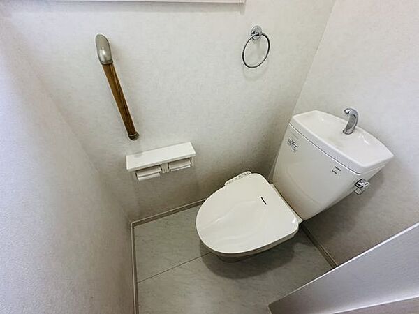 【トイレ/1階】手すりやタオル掛けが備えられています。安全性に配慮された使い勝手の良い快適なトイレ空間です。