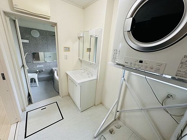 【洗面室】洗面室は、廊下とLDKから出入りできる2WAY動線が魅力です。