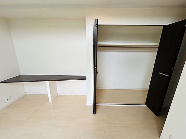 【収納/洋室約7.62帖】枕棚とハンガーパイプ付きのクローゼットです。衣類やバッグなどの小物を整理・収納することで、住空間を有効活用できます。