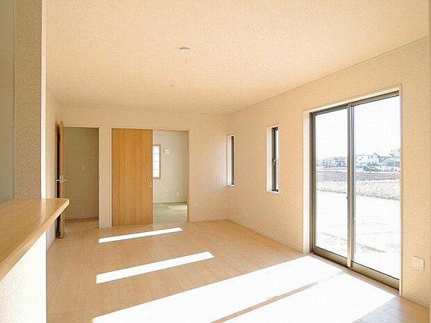 【LDK/同仕様】LDKは、隣接する和室との間の建具を開放することで、22帖超の大空間としてもご利用いただけます。※実際とは異なる場合があります。