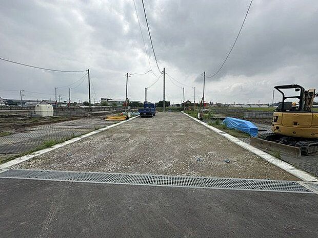 【前面道路含む現地写真】JR内房線「巌根」駅まで徒歩9分。人感センサー付き玄関灯やTVモニター付きインターホン、防犯カメラなどが設置され、防犯面に配慮されています。