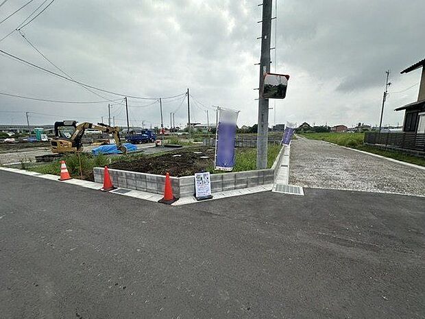 【前面道路含む現地写真】JR内房線「巌根」駅まで徒歩9分。人感センサー付き玄関灯やTVモニター付きインターホン、防犯カメラなどが設置され、防犯面に配慮されています。