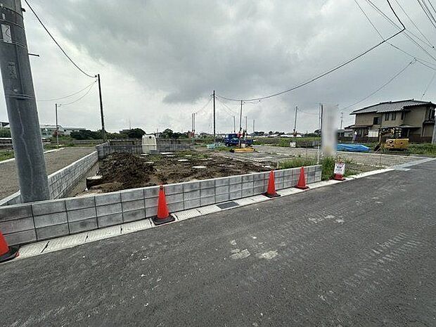 【前面道路含む現地写真】イオンタウン木更津朝日まで徒歩8分(約640m)。日常のお買い物に便利な立地です。