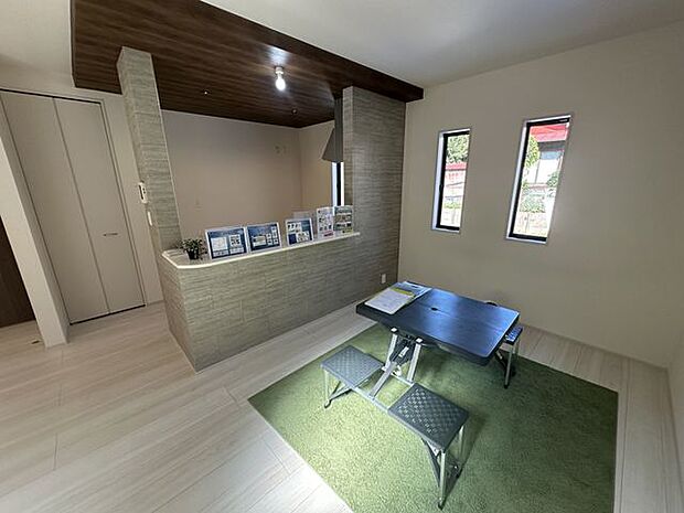 【LDK/約18.7帖】キッチンはポップアップ天井が採用されています。空間にメリハリが生まれ、よりお洒落な雰囲気を演出しています。※家具調度品は販売価格に含まれません。
