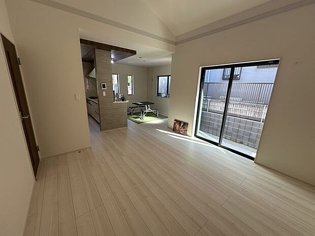 【LDK/約18.7帖】LDKを含む全居室に収納が備わっています。適材適所の収納で、スッキリとした暮らしが叶います。※家具調度品は販売価格に含まれません。