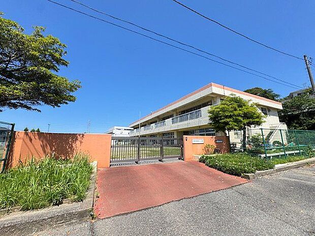 市原市立姉崎認定こども園 徒歩17分。幼保連携のこども園です。生後57日から入園可能です。園庭開放や育児相談なども行われています。 1290m