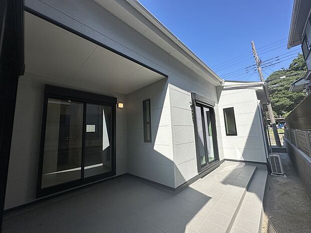 【テラス】建物の南側に設けられたテラス。洗濯物を干すだけでなく、プランター栽培やティータイムなど、愉しみや癒しの空間としてもご活用いただけます。