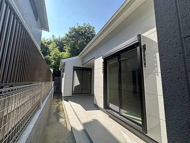 【テラス】LDK・ホール・洋室(約7.0帖)の掃き出し窓から出入り可能です。