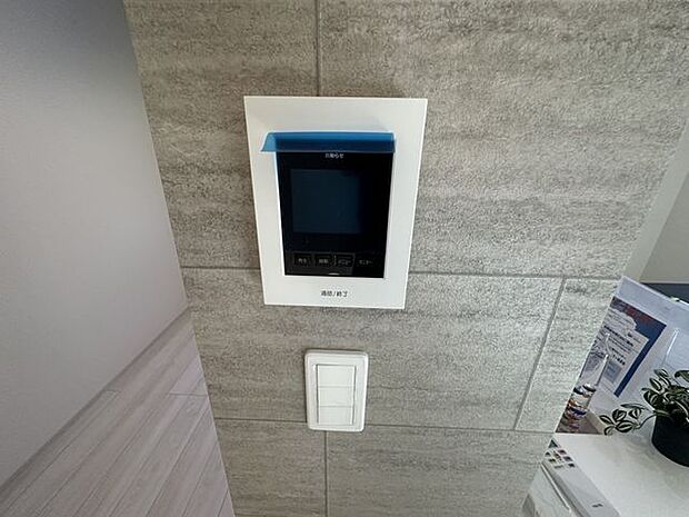 【モニター付きインターホン】来訪者の顔を確認してから対応可能。不要な接触を避けることができ、お子さまのお留守番時にも安心感が高まる設備です。※家具調度品は販売価格に含まれません。