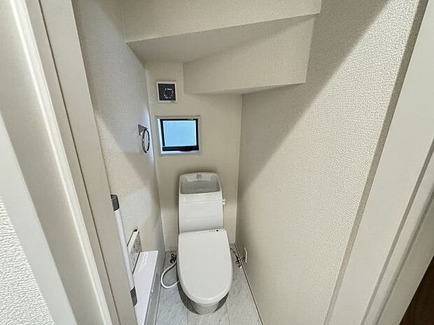 【1階トイレ/1号棟】温水洗浄便座付きのトイレです。年間を通して、快適に使うことができます。