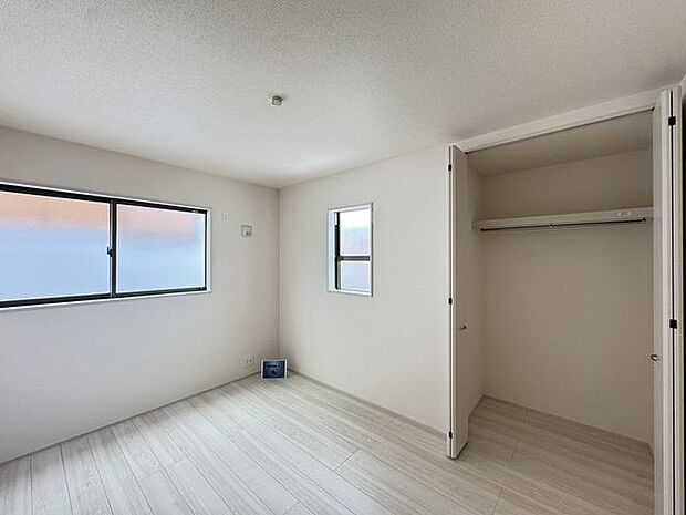 【約6.0帖洋室/1号棟】採光部分は腰高窓なので、家具の配置がしやすいです。