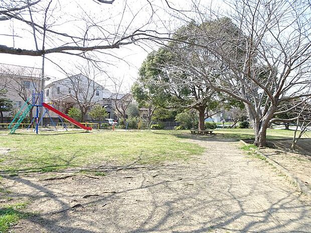 上谷公園 徒歩10分。緑豊かな公園の中に、ブランコやすべり台が設置されています。走り回れる広いスペースもあります。 730m