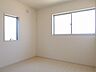 室内：【洋室/同仕様】全洋室が2面採光の明るいお部屋です。2つの窓を開けると、自然換気もスムーズに行えます。※実際とは異なる場合があります。