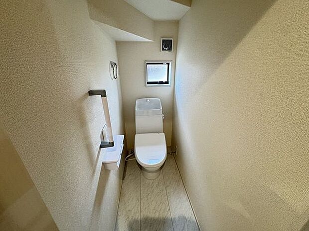 【1階トイレ/2号棟】温水洗浄便座付きのトイレです。窓が設けられていますので、自然換気が可能です。