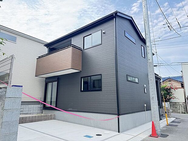 【外観/2号棟】南向きバルコニーが設けられた「4LDK」新築戸建です。全居室2面採光以上が確保された、明るく居心地の良い住空間です。