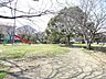 周辺：上谷公園 徒歩10分。緑豊かな公園の中に、ブランコやすべり台が設置されています。走り回れる広いスペースもあります。 730m
