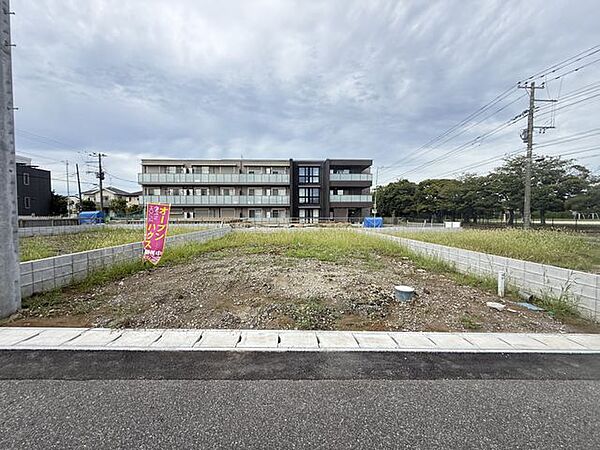 【土地写真/5号地】前面道路の幅員は約6m。間口は約9.9mとゆとりがあり、並列駐車にも対応できる広さが確保されています。
