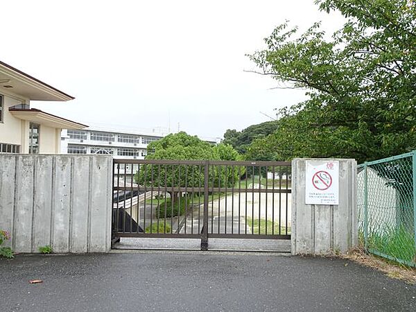 袖ケ浦市立長浦中学校 徒歩8分。「心豊かに たくましく 求めて学ぶ生徒の育成」を学校教育目標に掲げられています。 600m