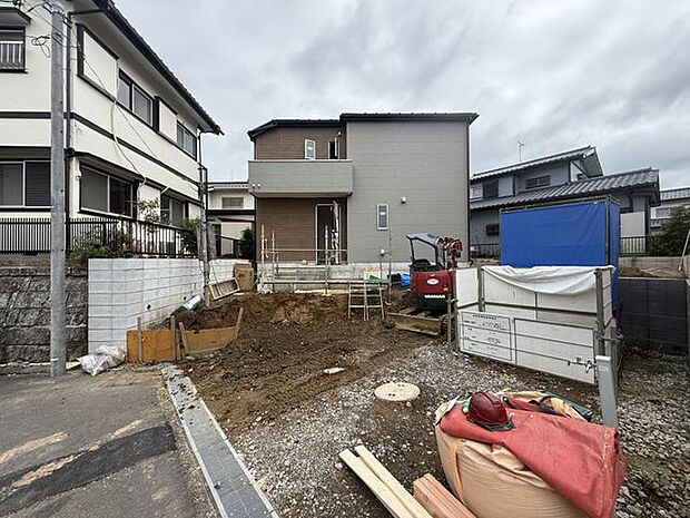 【現地外観写真】2階の洋室は全て6帖以上の広さが確保されています。南西向きバルコニーに洋室2部屋が面しており、あたたかな陽光が注ぎ込みます。