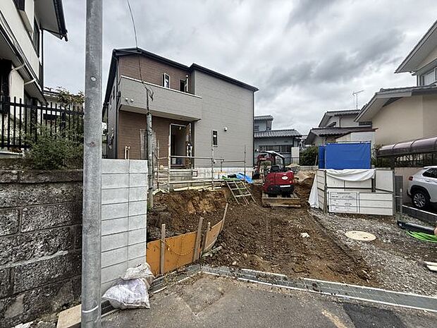 【現地外観写真】低層住宅が並ぶ第一種低層住居専用地域内の落ち着いた住環境です。穏やかな暮らしが叶いそうです。