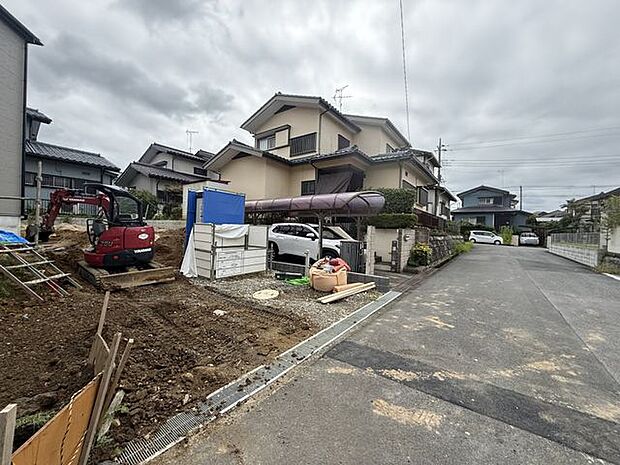 【現地外観写真】前面道路と敷地との高低差が少なく、車や自転車などの出入りがスムーズです。