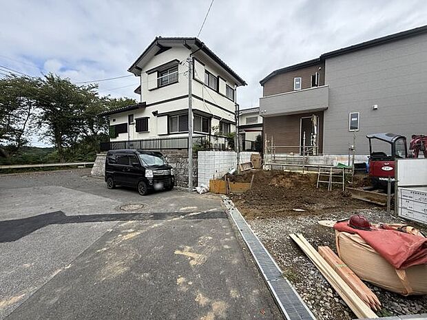 【前面道路含む外観】八幡台幼稚園まで徒歩7分(約490m)、八幡台小学校まで徒歩11分(約819m)、八幡台公園まで徒歩8分(約590m)。子育て世帯にもおすすめの住環境です。