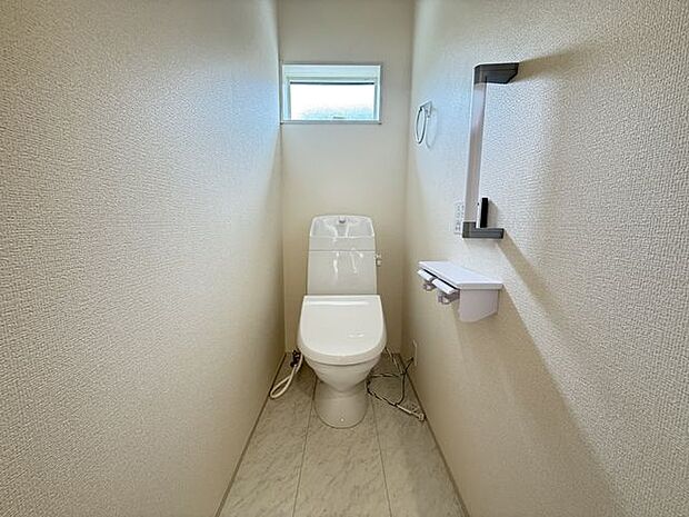【トイレ/洋室側】トイレは2ヵ所あるため、朝の忙しい時間帯や来客時も気兼ねなく利用できます。どのお部屋にいても利用しやすい配置です。