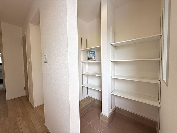 【SIC】ウォークスルータイプのSICです。ゲストと家族用の動線を分けることができ、玄関をすっきりと保つことが可能です。