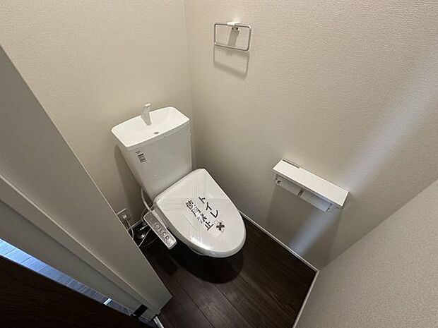 【トイレ(2階)/1号棟】寒い季節も快適に使用できる、温水洗浄便座付き。トイレが2つあり、朝の生活渋滞の緩和につながります。
