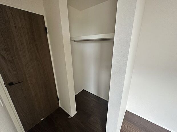 【収納(洋室約8.6帖)/1号棟】収納力の高い、ハンガーパイプ付きクローゼットが設けられています。各洋室にクローゼットがあり、すっきりと片付いた住空間が保てそうです。