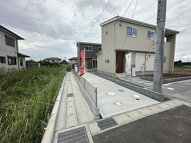 【駐車場/1号棟】2台分の駐車スペースがあります(車種による)。お車がない時はお子様の遊ぶスペースとしても活躍しそうです。