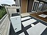 その他：【機能門柱/1号棟】ポストやインターホンなどがまとめて設置された機能門柱。玄関先がすっきりと整い、統一感のある外構を演出します。