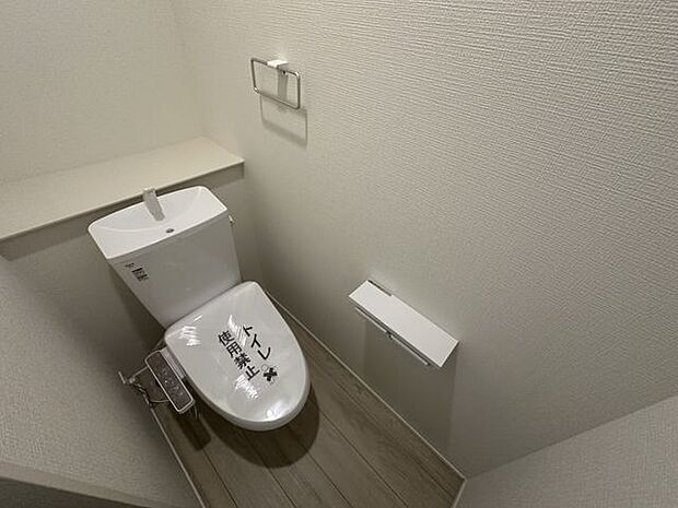 【トイレ(2階)/2号棟】清潔感のあるトイレです。棚には、トイレットペーパーなどの備品や芳香剤などを置くことができます。