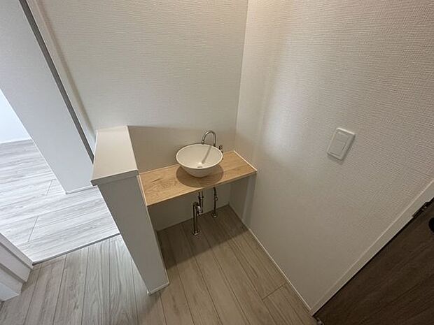 【洗面(2階)/2号棟】2階にはセカンド洗面が設置されています。トイレ後やお掃除の際、1階へ降りる手間が軽減されます。