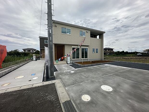 【現地外観写真/2号棟】南側隣家まで約9m。ゆとりある広さです。ガーデニングや夏の水遊びなども楽しめそうな、開放感ある住まいです。