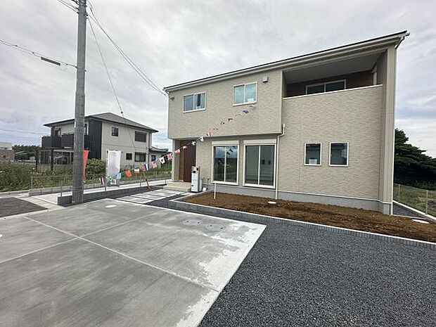 【駐車場/2号棟】2台分の駐車スペースがあります(車種による)。コンクリートが敷かれ、車の出し入れもスムーズに行えそうです。