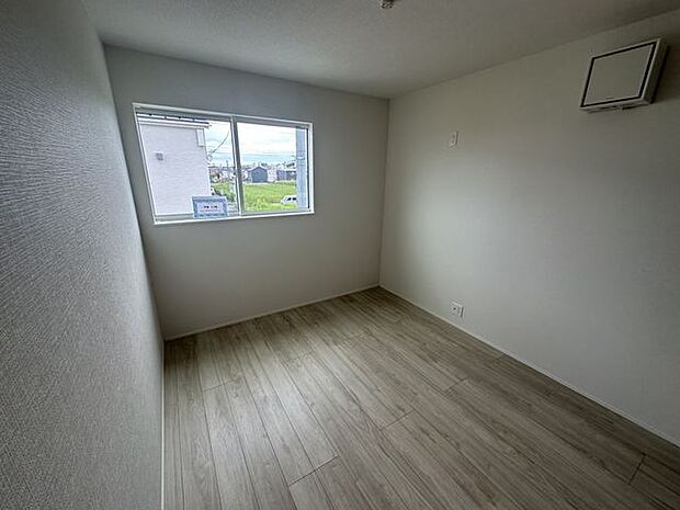 【洋室(西側)/約5.2帖/2号棟】腰高窓のため、机やベッドなどの家具を配置しやすいです。シンプルな内装で、お好みのインテリアを楽しむことができます。