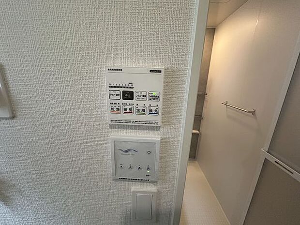 【浴室乾燥機/2号棟】雨の日や花粉の季節に重宝します。冬場の冷えがちな浴室内も、暖めてから入浴することができます。