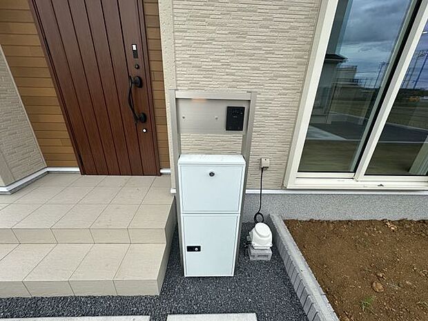 【機能門柱/2号棟】ポストやインターホンなどがまとめて設置された機能門柱。玄関先がすっきりと整い、統一感のある外構を演出します。