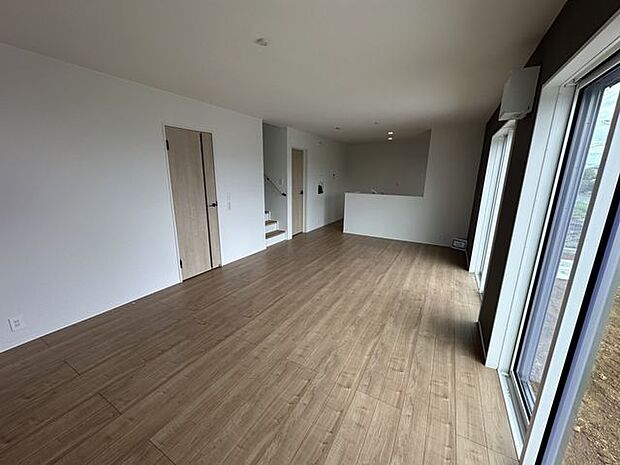 【LDK/約19帖/4号棟】リビングイン階段や対面キッチンが採用されています。自然に家族と顔を合わせられ、コミュニケーションが深まる間取りです。