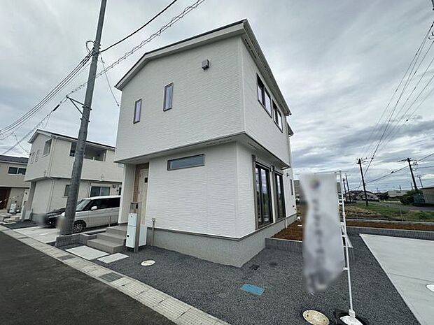 【現地外観写真/4号棟】西側の前面道路から室内が見えづらい設計になっており、プライバシーが保たれやすいです。