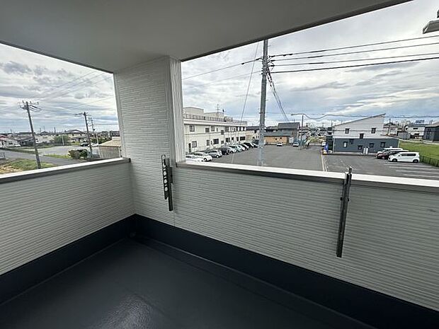 【バルコニー/4号棟】物干し金物が備えられたバルコニーです。洗濯物はもちろん、布団などを干すのに十分な広さが確保されています。
