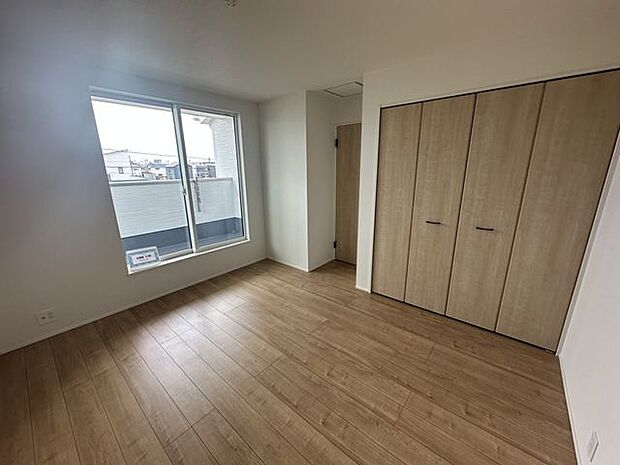 【洋室/約6.9帖/4号棟】南側バルコニーに出てリフレッシュできる洋室。シンプルな内装なので、どんなインテリアとも相性が良さそうです。