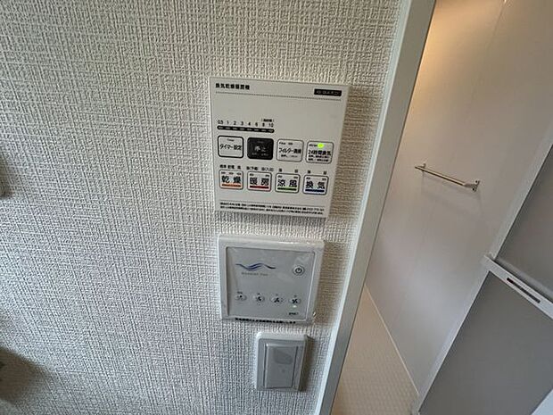 【浴室換気乾燥暖房機リモコン/4号棟】浴室の換気乾燥暖房機能は洗面室のリモコンから操作が可能です。換気機能でのカビ対策はもちろん、乾燥機能を使えば天候を気にせず洗濯ができます。