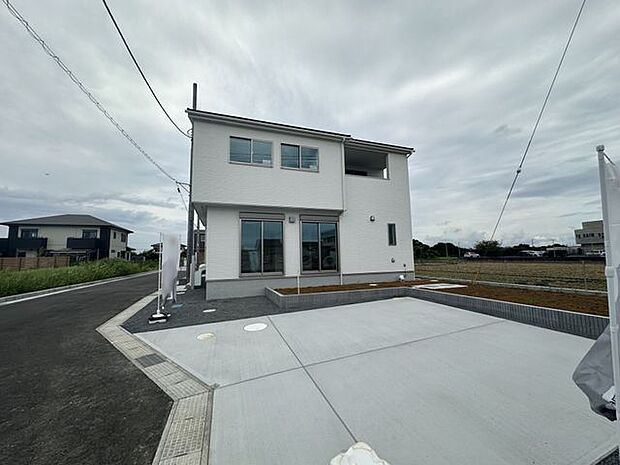 【前面道路含む外観/4号棟】敷地面積50坪以上！前面道路との高低差がほとんどないため、お車やベビーカーの出し入れなどもスムーズに行えます。